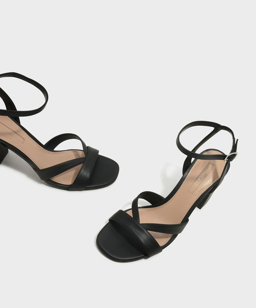 CHARLES & KEITH(チャールズ & キース)の「アンクルストラップサンダル / ANKLE STRAP SANDALS(サンダル・レディース・ブラック/レッド・23cm/23.5cm/24.5cm/25cm/22.5cm)」の6枚目の写真