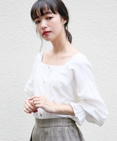 LOWRYS FARM(ローリーズファーム)の「スクエアブラウス 808554(シャツ/ブラウス・レディース・ブラック/ベージュ/オフホワイト・MEDIUM/LARGE)」の2枚目の写真