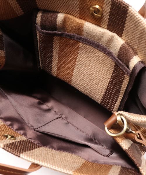 KOBE LETTUCE（コウベレタス）の「2Wayペーパー風ストライプトートバッグ（トートバッグ・レディース・ネイビー/ブラウン/ブラック・FREE）」の6枚目の写真