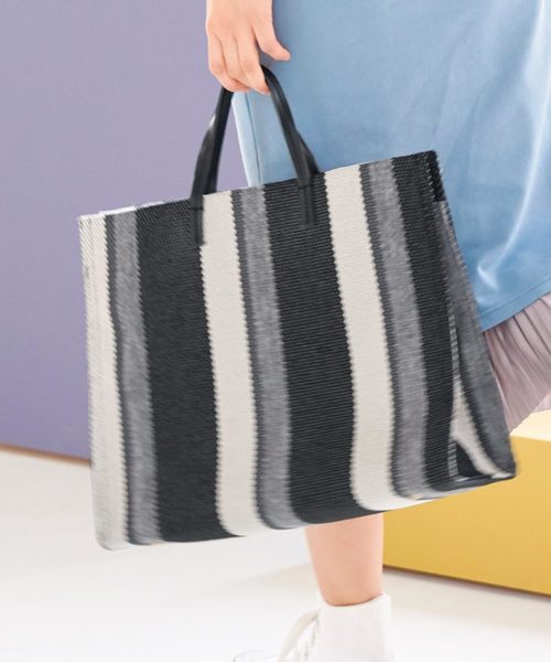 KOBE LETTUCE（コウベレタス）の「2Wayペーパー風ストライプトートバッグ（トートバッグ・レディース・ネイビー/ブラウン/ブラック・FREE）」の2枚目の写真