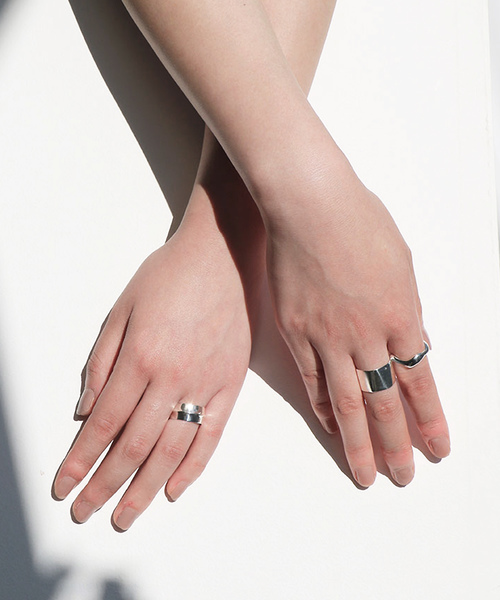 foun.（フォウン）の「foun. フォウン silver925  ピンチ ワイドシルバーリング（リング・レディース・シルバー・#13/#11）」の3枚目の写真