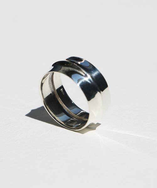 foun.（フォウン）の「foun. フォウン silver925  ピンチ ワイドシルバーリング（リング・レディース・シルバー・#13/#11）」の2枚目の写真