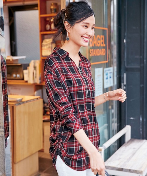 BELLUNA（ベルーナ）の「チェック柄ジッパー使いシャツチュニック（チュニック・レディース・グレー系その他/レッド系その他/ネイビー・MEDIUM/LARGE/X-LARGE）」の16枚目の写真