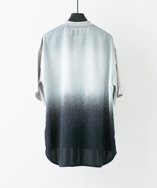 UNITED TOKYO（ユナイテッドトウキョウ）の「バックグラデーションＴ/オーバーサイズ（Tシャツ/カットソー・メンズ・ブラック/グレー・1/2/3）」の2枚目の写真