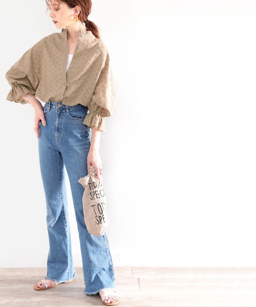 大人が着るのはこれ。2way花柄刺繍ブラウス。