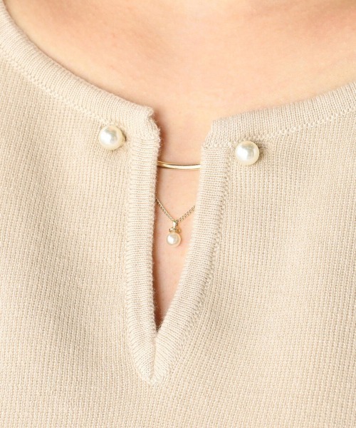 MEW'S REFINED CLOTHES（ミューズリファインドクローズ）の「バーアクセ付ニットワンピース（ワンピース・レディース・グレイッシュベージュ/ベージュ/ネイビー・MEDIUM）」の9枚目の写真