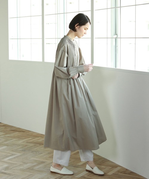 Pao de lo(パオデロ)の「ローンピンタックワンピース(ワンピース・レディース・ベージュ/オフホワイト/グリーン・9号/7号)」の5枚目の写真