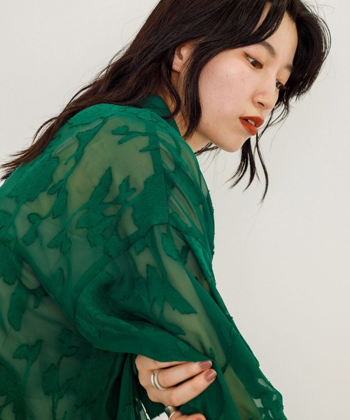 w closet（ダブルクローゼット）の「花柄ジャガードシアーシャツ