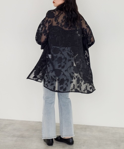 w closet（ダブルクローゼット）の「花柄ジャガードシアーシャツ