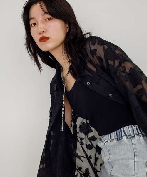 w closet（ダブルクローゼット）の「花柄ジャガードシアーシャツ