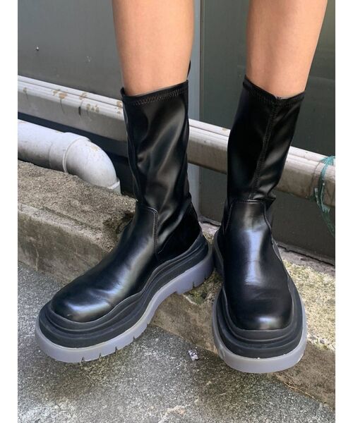 EMODA（エモダ）の「タンクソールボリュームブーツ（ブーツ・レディース・ブラック/アイボリー・SMALL/MEDIUM/LARGE）」の5枚目の写真