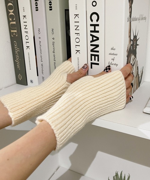 CLEA（クレア）の「ニットアームウォーマー（アームカバー・レディース・ブラック/ベージュ/アイボリー/ナチュラル・FREE）」の2枚目の写真