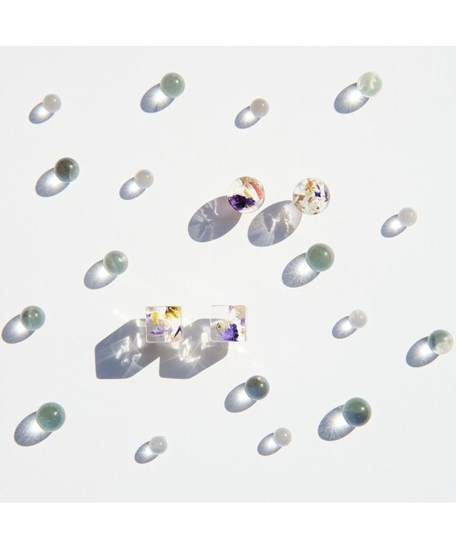ANEVER(アンエバー)の「MINI CUBE ピアス(ピアス(両耳用)・レディース・ホワイト系/アイボリー系・F)」の4枚目の写真