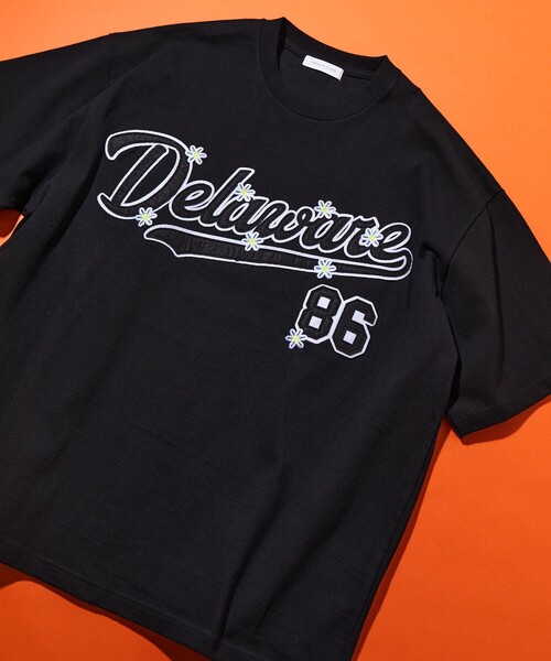 FREAK'S STORE（フリークスストア）の「FREAK'S STORE/フリークスストア フェルトロゴ  フラワー刺繍TEE/サガラ/刺繍/チームロゴ/花柄（Tシャツ/カットソー・メンズ・ホワイト/ブラック/グレー/アッシュグレー/グリーン/ネイビー・SMALL/MEDIUM/LARGE）」の2枚目の写真