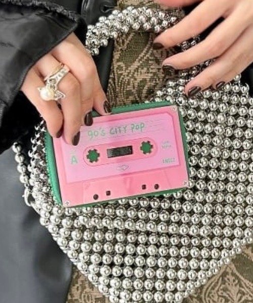 Ray BEAMS(レイビームス)の「Accommode / カセットテープ ポーチ(ポーチ・レディース・ナチュラル/ピンク・ONE SIZE)」の2枚目の写真