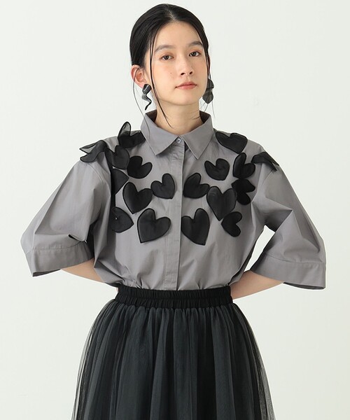 CAROLINA GLASER(カロリナ グレイサー)の「CAROLINA GLASER / ハートモチーフ シャツ(シャツ/ブラウス・レディース・オフホワイト/チャコールグレー・ONE SIZE)」の20枚目の写真