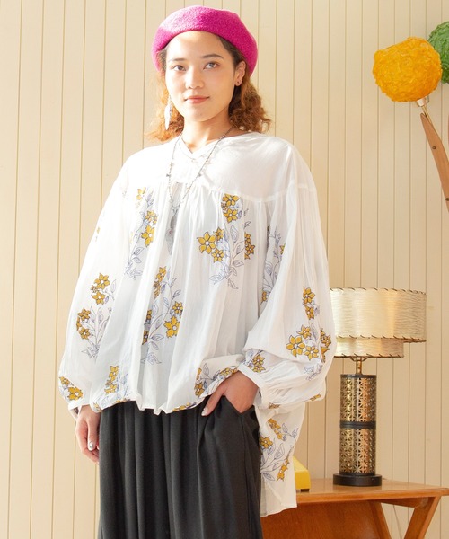 チャイハネ（チャイハネ）の「【チャイハネ】花刺繍トップス（その他トップス・レディース・ホワイト/オレンジ/ブラック・FREE）」の2枚目の写真