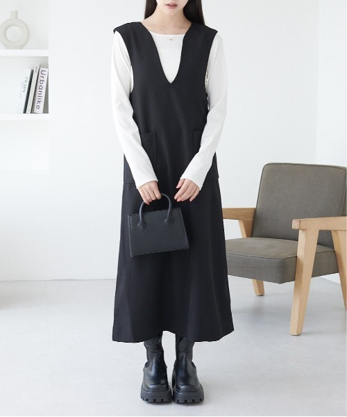 ECRIRE（エクリール）の「深Vネックジャンスカ（ジャンパースカート・レディース・ブラック/アイボリー・M）」の2枚目の写真