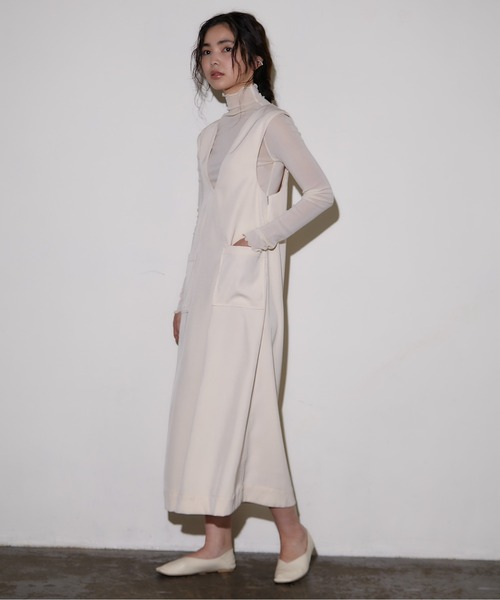 ECRIRE（エクリール）の「深Vネックジャンスカ（ジャンパースカート・レディース・ブラック/アイボリー・M）」の6枚目の写真