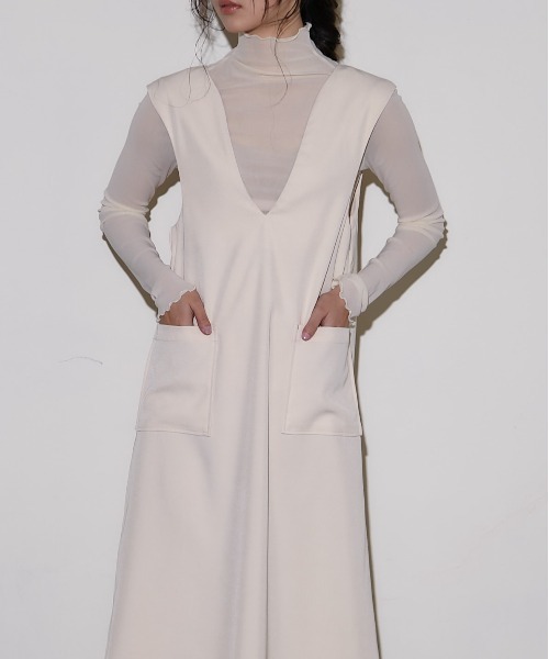 ECRIRE（エクリール）の「深Vネックジャンスカ（ジャンパースカート・レディース・ブラック/アイボリー・M）」の13枚目の写真