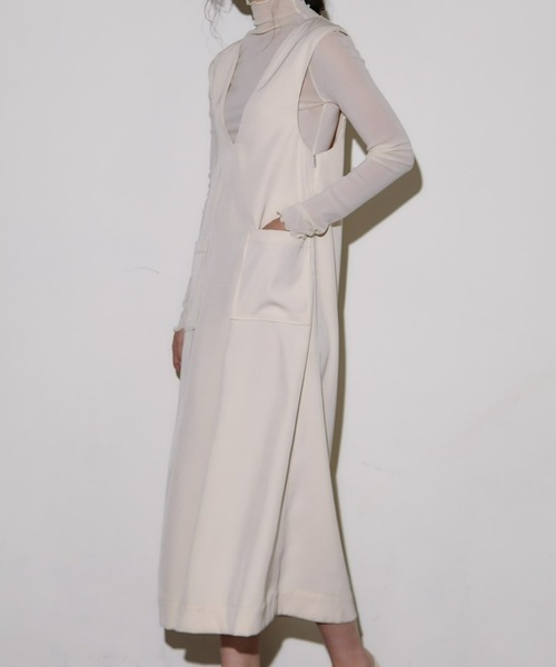 ECRIRE（エクリール）の「深Vネックジャンスカ（ジャンパースカート・レディース・ブラック/アイボリー・M）」の18枚目の写真