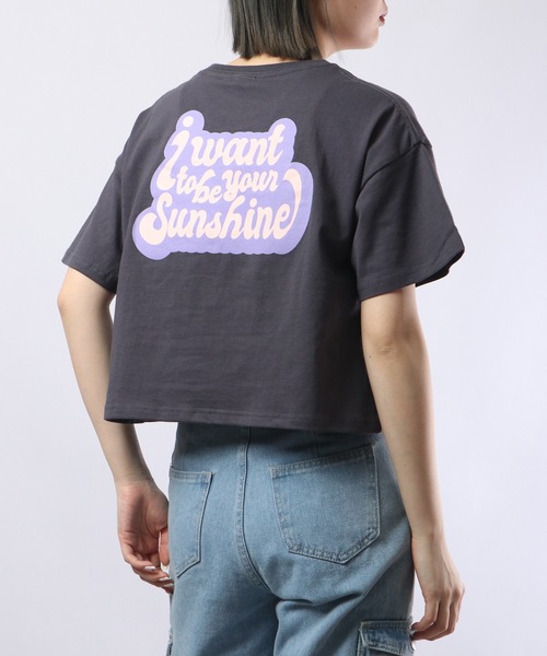 spiritoso(スピリトーゾ)の「spiritoso プリントTシャツ 半袖(Tシャツ/カットソー・レディース・レッド/ホワイト/バイオレット/カーキ/スミクロ/グレイッシュベージュ/オレンジ/グリーン・F)」の2枚目の写真