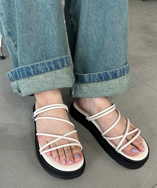 kutir（クティール）の「2way クロスストラップ厚底サンダル（サンダル・レディース・アイボリー/ブラック/グリーン・LARGE/X-LARGE/MEDIUM/SMALL）」の2枚目の写真