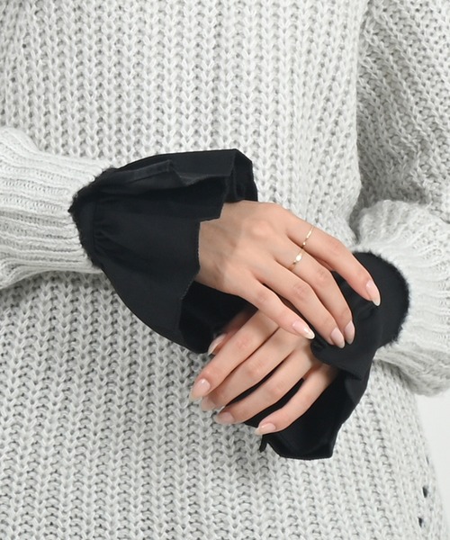 Felt-Maglietta(フェルトマリエッタ)の「調整可能ダブルボタン付きフレア付け袖(アームカバー・レディース・ホワイト/ブラック・FREE)」の1枚目の写真