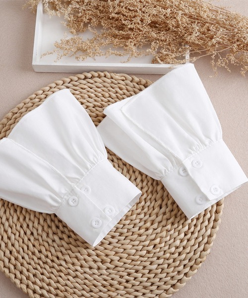 Felt-Maglietta(フェルトマリエッタ)の「調整可能ダブルボタン付きフレア付け袖(アームカバー・レディース・ホワイト/ブラック・FREE)」の6枚目の写真