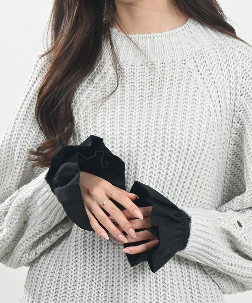 Felt-Maglietta(フェルトマリエッタ)の「調整可能ダブルボタン付きフレア付け袖(アームカバー・レディース・ホワイト/ブラック・FREE)」の8枚目の写真