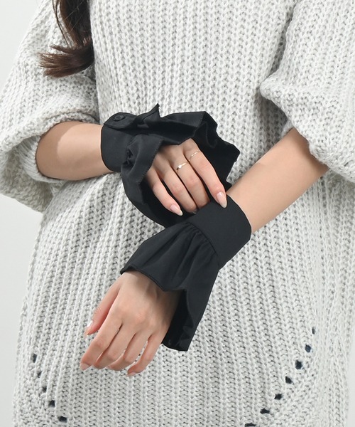 Felt-Maglietta(フェルトマリエッタ)の「調整可能ダブルボタン付きフレア付け袖(アームカバー・レディース・ホワイト/ブラック・FREE)」の10枚目の写真