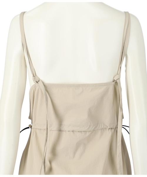 ANAP(アナップ)の「フロントジップミリタリーキャミワンピース(ワンピース・レディース・ブラック/グレイッシュベージュ・FREE)」の6枚目の写真