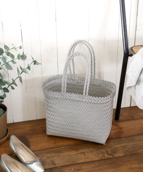 BAYFLOW（ベイフロー）の「[マチたっぷりで大容量!]パサールバックLサイズ（かごバッグ・レディース・ブラック/ブルー・0）」の2枚目の写真