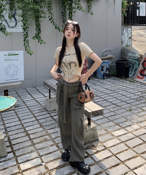 shopnikoniko（ショップニコニコ）の「Tシャツ クロップド丈 プリント スリットネック ショート丈 アシンメトリー ピチT（Tシャツ/カットソー・レディース・ブラック/ベージュ・フリー）」の10枚目の写真