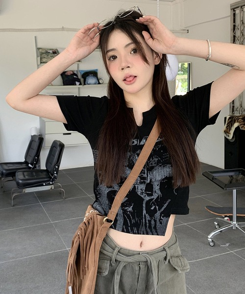 shopnikoniko（ショップニコニコ）の「Tシャツ クロップド丈 プリント スリットネック ショート丈 アシンメトリー ピチT（Tシャツ/カットソー・レディース・ブラック/ベージュ・フリー）」の11枚目の写真