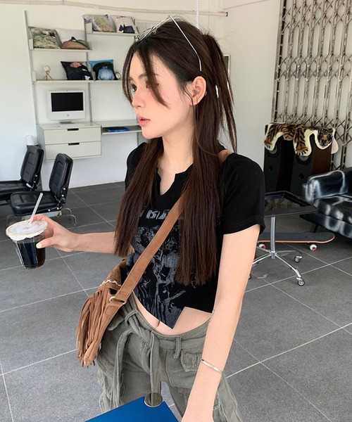 shopnikoniko（ショップニコニコ）の「Tシャツ クロップド丈 プリント スリットネック ショート丈 アシンメトリー ピチT（Tシャツ/カットソー・レディース・ブラック/ベージュ・フリー）」の14枚目の写真