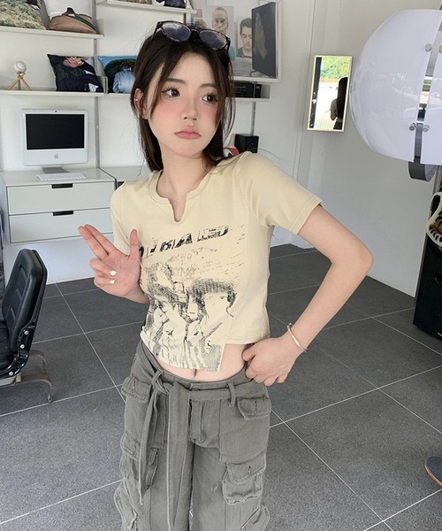 shopnikoniko（ショップニコニコ）の「Tシャツ クロップド丈 プリント スリットネック ショート丈 アシンメトリー ピチT（Tシャツ/カットソー・レディース・ブラック/ベージュ・フリー）」の9枚目の写真