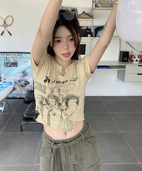 shopnikoniko（ショップニコニコ）の「Tシャツ クロップド丈 プリント スリットネック ショート丈 アシンメトリー ピチT（Tシャツ/カットソー・レディース・ブラック/ベージュ・フリー）」の8枚目の写真