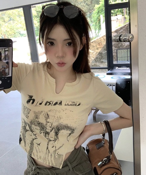 shopnikoniko（ショップニコニコ）の「Tシャツ クロップド丈 プリント スリットネック ショート丈 アシンメトリー ピチT（Tシャツ/カットソー・レディース・ブラック/ベージュ・フリー）」の6枚目の写真