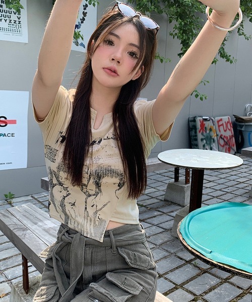 shopnikoniko（ショップニコニコ）の「Tシャツ クロップド丈 プリント スリットネック ショート丈 アシンメトリー ピチT（Tシャツ/カットソー・レディース・ブラック/ベージュ・フリー）」の7枚目の写真
