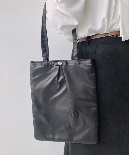 AS KNOW AS plus(アズノゥアズプラス)の「レースサテンフラットトートバッグ A4サイズ対応(トートバッグ・レディース・アイボリー/ブラック/ブラック系/ブラック系1/ベージュ系/シルバー系/シルバー系1/ブラック系2/アイボリー系2・FREE)」の4枚目の写真