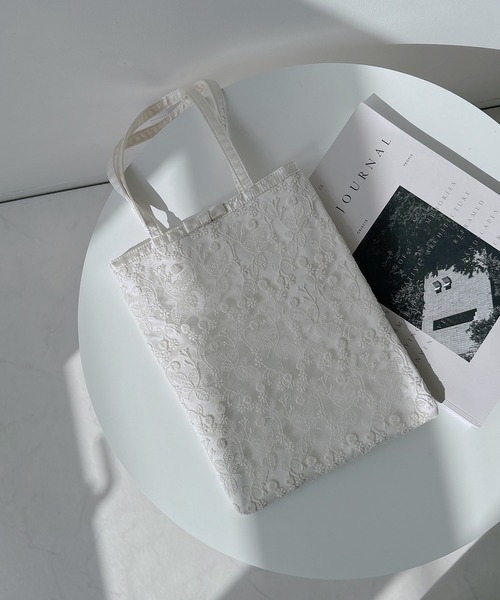 AS KNOW AS plus(アズノゥアズプラス)の「レースサテンフラットトートバッグ A4サイズ対応(トートバッグ・レディース・アイボリー/ブラック/ブラック系/ブラック系1/ベージュ系/シルバー系/シルバー系1/ブラック系2/アイボリー系2・FREE)」の2枚目の写真