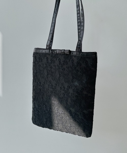 AS KNOW AS plus(アズノゥアズプラス)の「レースサテンフラットトートバッグ A4サイズ対応(トートバッグ・レディース・アイボリー/ブラック/ブラック系/ブラック系1/ベージュ系/シルバー系/シルバー系1/ブラック系2/アイボリー系2・FREE)」の1枚目の写真