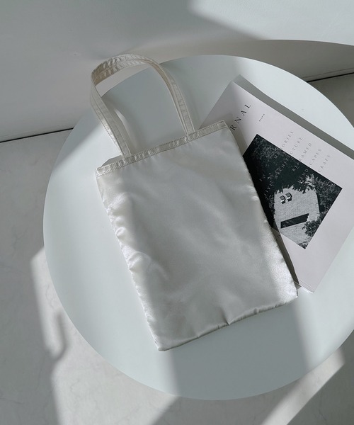 AS KNOW AS plus(アズノゥアズプラス)の「レースサテンフラットトートバッグ A4サイズ対応(トートバッグ・レディース・アイボリー/ブラック/ブラック系/ブラック系1/ベージュ系/シルバー系/シルバー系1/ブラック系2/アイボリー系2・FREE)」の12枚目の写真