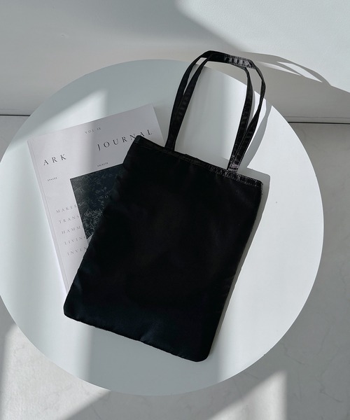 AS KNOW AS plus(アズノゥアズプラス)の「レースサテンフラットトートバッグ A4サイズ対応(トートバッグ・レディース・アイボリー/ブラック/ブラック系/ブラック系1/ベージュ系/シルバー系/シルバー系1/ブラック系2/アイボリー系2・FREE)」の17枚目の写真