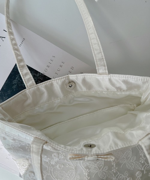 AS KNOW AS plus(アズノゥアズプラス)の「レースサテンフラットトートバッグ A4サイズ対応(トートバッグ・レディース・アイボリー/ブラック/ブラック系/ブラック系1/ベージュ系/シルバー系/シルバー系1/ブラック系2/アイボリー系2・FREE)」の14枚目の写真