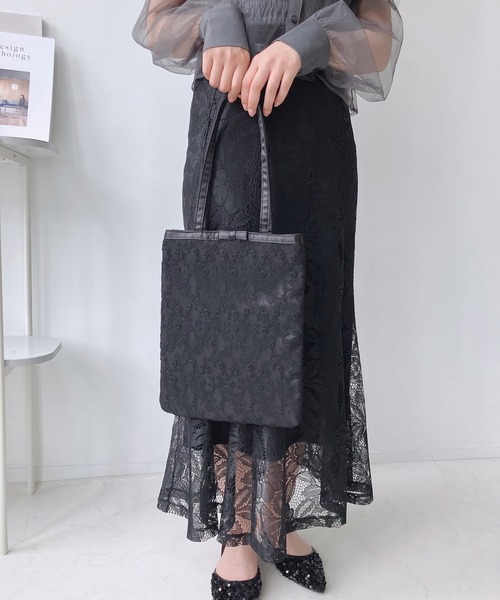 AS KNOW AS plus(アズノゥアズプラス)の「レースサテンフラットトートバッグ A4サイズ対応(トートバッグ・レディース・アイボリー/ブラック/ブラック系/ブラック系1/ベージュ系/シルバー系/シルバー系1/ブラック系2/アイボリー系2・FREE)」の20枚目の写真