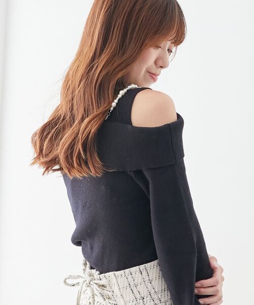 MAJESTIC LEGON（マジェスティックレゴン）の「2wayパールチェーン肩あきニット（ニット/セーター・レディース・グレー/アイボリー/ブラック・MEDIUM）」の7枚目の写真