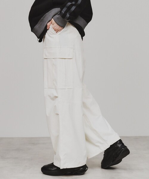 tk.TAKEO KIKUCHI（ティーケータケオキクチ）の「◆ナイロンワイドカーゴパンツ（カーゴパンツ・メンズ・オフホワイト/ダークグリーン/ブラック/カーキ系3/チャコール・03/02/01）」の2枚目の写真