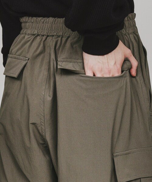 tk.TAKEO KIKUCHI（ティーケータケオキクチ）の「◆ナイロンワイドカーゴパンツ（カーゴパンツ・メンズ・オフホワイト/ダークグリーン/ブラック/カーキ系3/チャコール・03/02/01）」の6枚目の写真